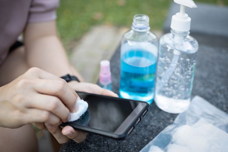 Při čištění telefonu se vyhýbejte vodě