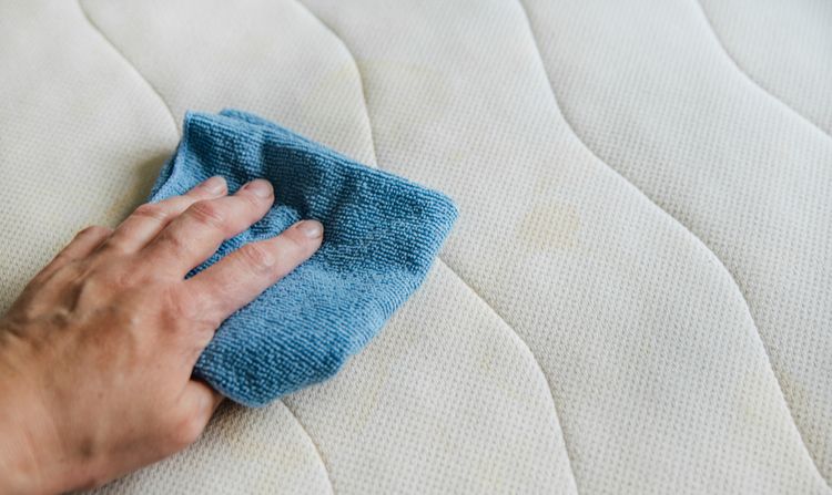 Jak se zbavit zápachu moci z matrace?