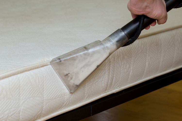 Vysávání matrace od prachu