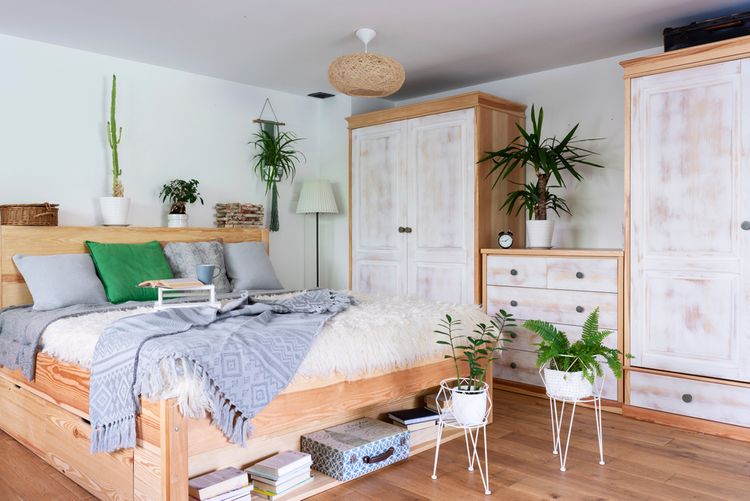 Dřevěná manželská postel s úložným prostorem
