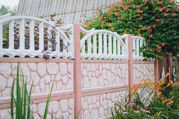 Růžový betonový plot