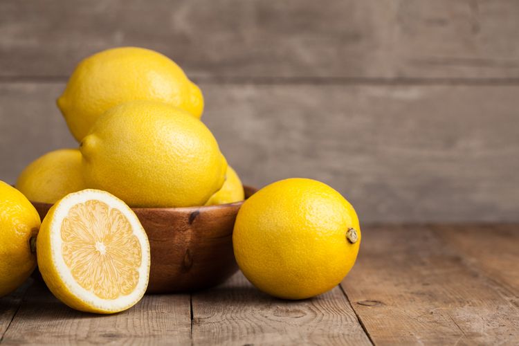 Citrony jsou vhodné k odstraňování skvrn od ovoce
