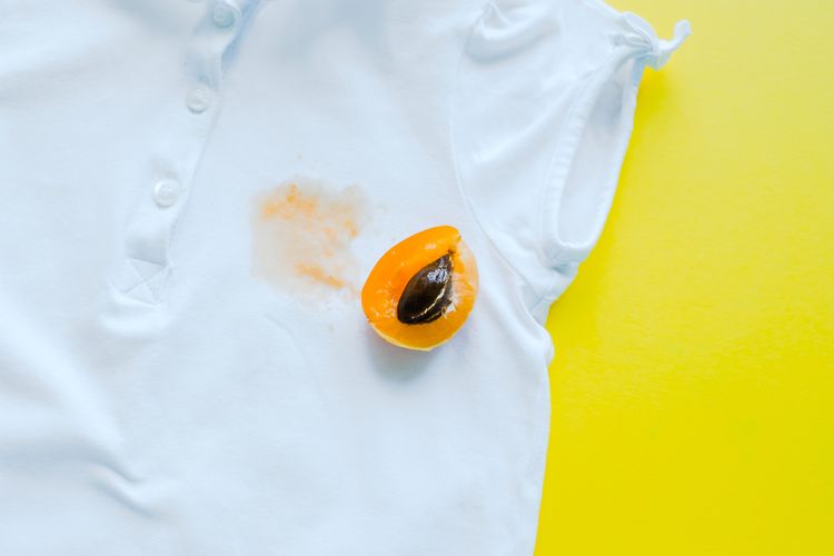 Skvrna od meruňky na bílém tričku