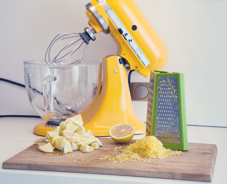 Žltý kuchynský robot do modernej kuchyne