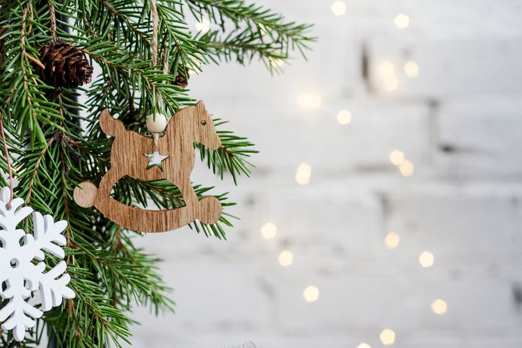 Vánoční stromek ozdobený dřevěnými dekoracemi