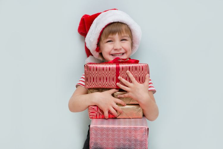 Dítě s náručím plným dárků