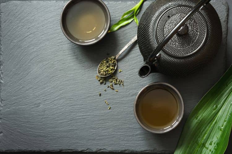 Litinový čajník se 2 šálky na servírování čaje