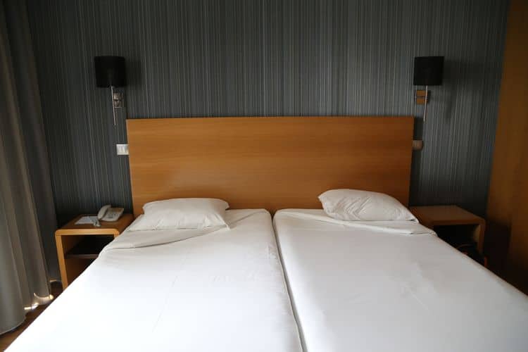 Manželská postel se dvěma oddělenými matracemi