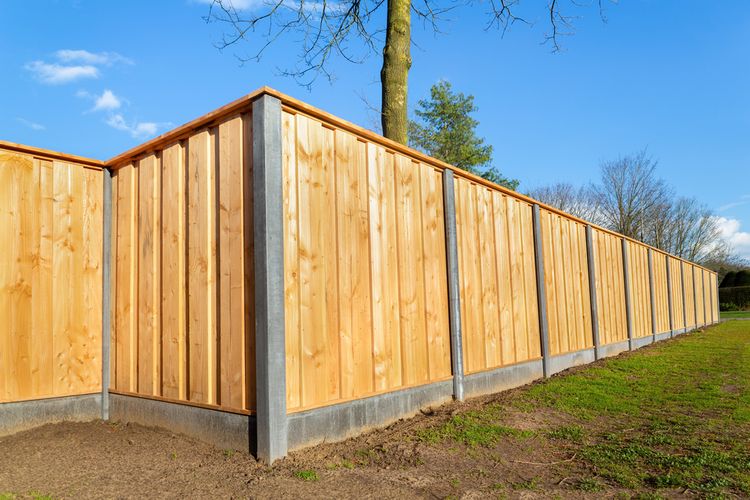 Dřevěný plot s betonovými podhrabovými deskami