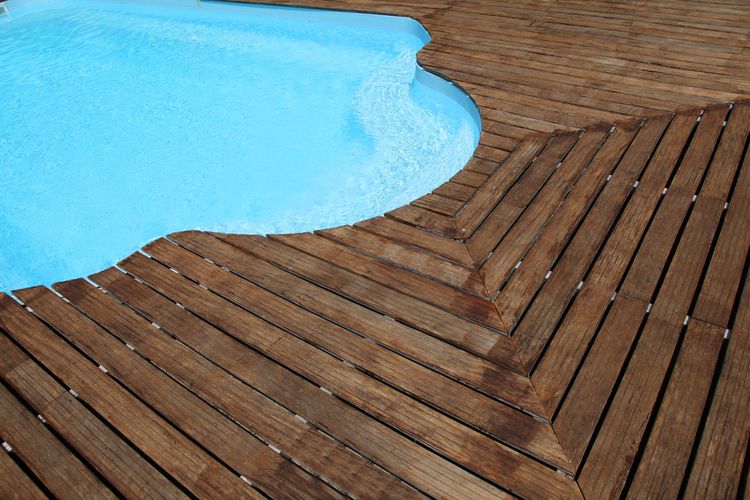 Dřevo/dřevěná podlaha kolem bazénu