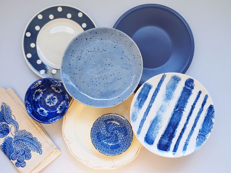 Modré keramické talíře