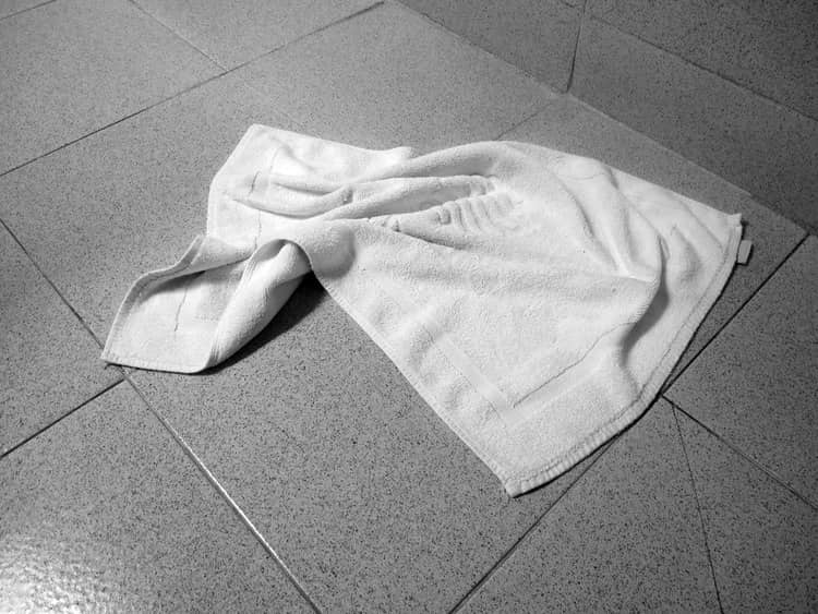 Mokrý ručník na zemi