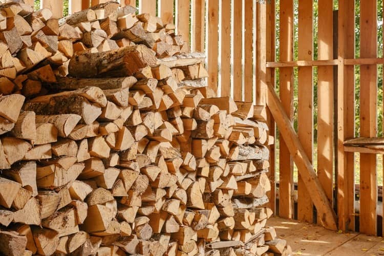 Jak uskladnit dřevo na zimu