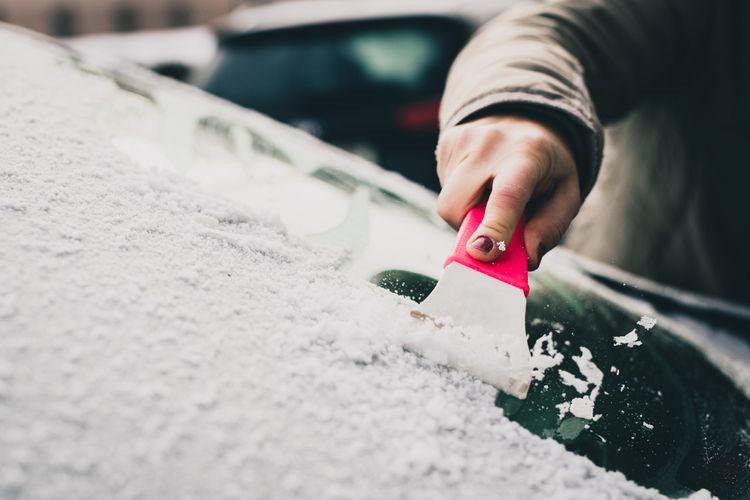 Seškrabávání zamrzlého auta