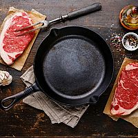 Litinová pánev nejen na steaky: Vyberte si podle recenzí