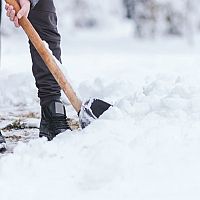Zimní údržba a odklízení sněhu z chodníků před bytovkou a domem