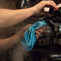 Údržba pákových a automatických kávovarů. Důležité je nejen čištění, ale i odvápňování