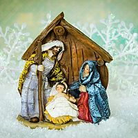 Vánoční betlém jako symbol Vánoc. Populární jsou vyřezávané dřevěné i betlémy s osvětlením