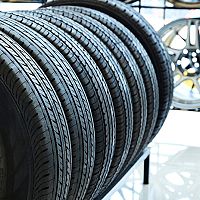 Jak správně skladovat pneumatiky mimo sezónu? Poslouží stojan či služba uskladnění pneumatik