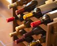 Dřevěný, nebo kovový stojan na víno, luxusní vintage, nebo skládací? Poradíme, jak vybrat