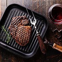 Jaká je nejlepší grilovací pánev na steaky?