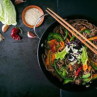Nejlepší originální wok pánve? Recenze chválí značky Tefal, Tescoma či Delimano 
