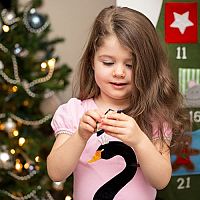 Adventní kalendář pro děti nejen se sladkostmi! Populární je dřevěný, se šperky či s kosmetikou.