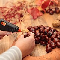 Tvorba podzimních dekorací pomocí tavné pistole