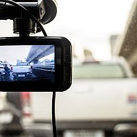 Nejlepší kamera do auta: přední a zadní (duální), couvací s monitorem s nočním viděním?