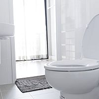 Zpomalovací WC sedadlo s automatickým sklápěním je hit. Jak změřit a vybrat správnou WC desku?
