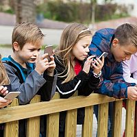 Jak vybrat mobil pro děti? Dětský dotykový mobil podle věku
