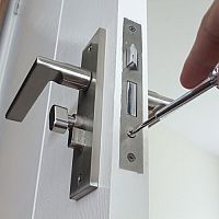Jak vyměnit zámek ve dveřích? Jak vyměnit fabku bez klíče?
