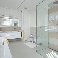 Skleněný sprchový kout s vaničkou/bez vaničky vs. vana: výhody, nevýhody