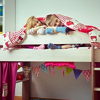 Poschoďová postel do tvaru L, se stolem nebo s klouzačkou je nejlepší volbou pro sourozence