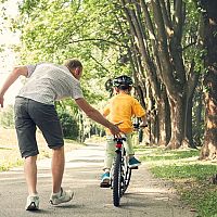 Kdy a jak naučit dítě jezdit na kole – jak udržet rovnováhu, jak šlapat
