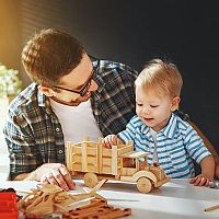Dřevěné hračky pro děti na tahání, tlačení, do kuchyňky. Vyzkoušejte Montessori či Woody