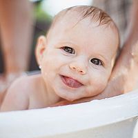Jak správně koupat miminko? Jak držet novorozence, v kolik ho koupat, teplota vody