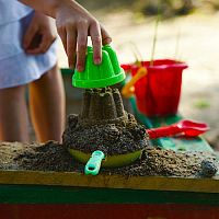 Návod, jak udělat kvalitní pískoviště pro děti, co dát pod pískoviště a jaký písek použít