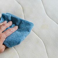 Jak vyčistit matraci od potu, zápachu, roztočů, moči, krve či plísně? Zkuste sodu bikarbonu