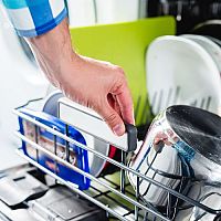 Výhody a nevýhody myček nádobí: Životnost, spotřeba vody, rady