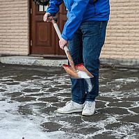Čím posypat chodník před domem v zimě? Pomůže sůl, dřevěný popel, brizolit nebo piliny
