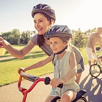 Jak vybrat přilbu na bicykl pro dítě a dospělého