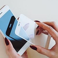Ochranné tvrzené sklo a fólie na Samsung, Redmi, Huawei, iPhone – test