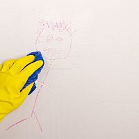 Jak vyčistit špinavou stěnu – na mastné fleky křída, na fixky a víno chemie