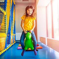 Dětská nafukovací i interaktivní hopsadla – jak vybrat skákadlo pro nejmenší?