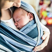 Správné nošení miminka v šátku, v nosiči, ring sling – jak nosit miminko