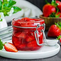 Zavařené jahody ve vlastní šťávě, s cukrem i bez, se solí nebo rumem – postup + recepty