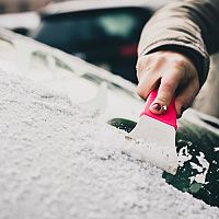 Jak si poradit se zamrzlým autem? Pomůže škrabka a elektrický rozmrazovač čelního skla