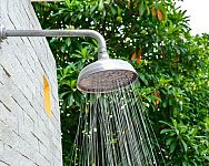 Zahradní sprcha – solární přenosná, nebo zděná? Montáž, cena, zkušenosti