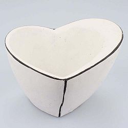 Bílý betonový květináč ve tvaru srdce Dakls Vintage Heart